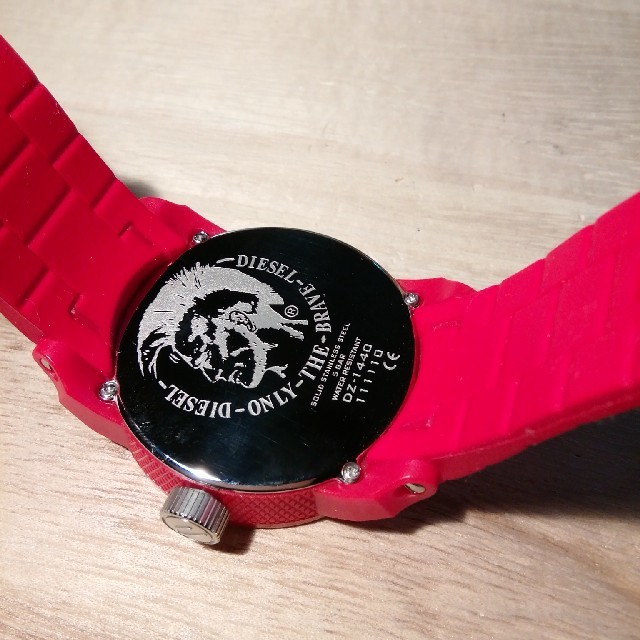 DIESEL(ディーゼル)のナンバーデザイン、レッド、 メンズの時計(腕時計(アナログ))の商品写真
