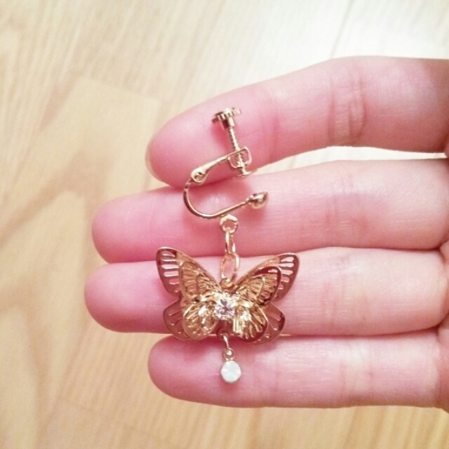 gold butterfly イヤリング レディースのアクセサリー(イヤリング)の商品写真