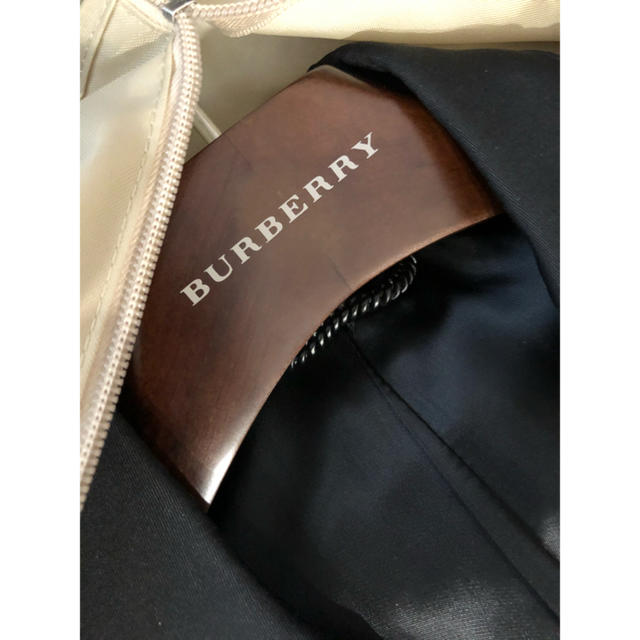 BURBERRY(バーバリー)のバーバリープローサム　テーラードジャケット黒44 ガーメント　木製ハンガー付 メンズのジャケット/アウター(テーラードジャケット)の商品写真