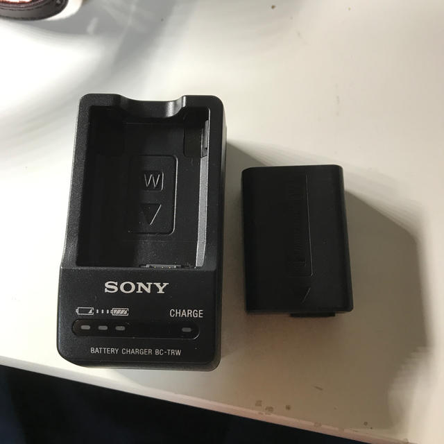 SONY(ソニー)のSONY 充電器 BC-TRW ／電池NP-FW50 スマホ/家電/カメラのカメラ(ミラーレス一眼)の商品写真