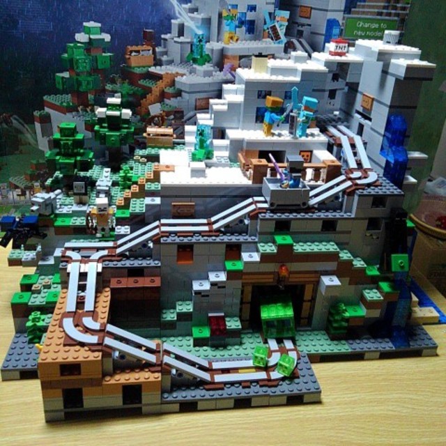 Lego(レゴ)ののみさりお様専用回答２↓LEGO21137マインクラフト山の洞窟 中古送料込み キッズ/ベビー/マタニティのおもちゃ(積み木/ブロック)の商品写真