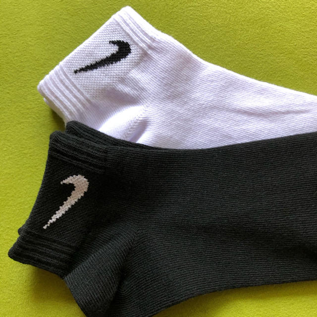 NIKE(ナイキ)の【ナイキ】 くるぶし丈 白・黒 靴下 2足組 NK-3S 23-25 レディースのレッグウェア(ソックス)の商品写真