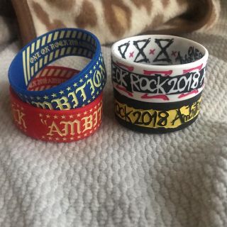 ワンオクロック(ONE OK ROCK)のＯＮＥ OK ＲＯＣＫ ラバーバンド白と黒(ミュージシャン)