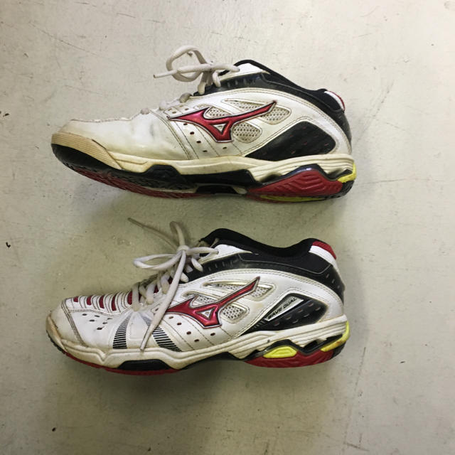 MIZUNO(ミズノ)のにくっきゅー様専用ミズノテニスシューズ23.5中古 スポーツ/アウトドアのテニス(シューズ)の商品写真