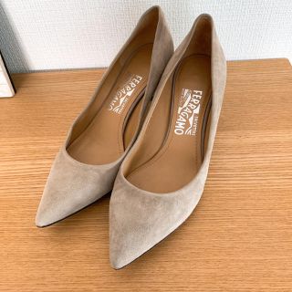 サルヴァトーレフェラガモ(Salvatore Ferragamo)の☆フェラガモSalvatore Ferretgamoスエードベージュパンプス☆(ハイヒール/パンプス)