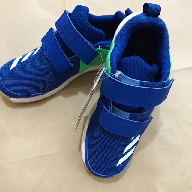 adidas(アディダス)のアディダススニーカー24cm キッズ/ベビー/マタニティのキッズ靴/シューズ(15cm~)(スニーカー)の商品写真