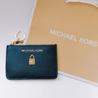 マイケルコース(Michael Kors)の再入荷☆日本未発売　コインケース　パスケース　メタルグリーン　鍵モチーフ(コインケース)