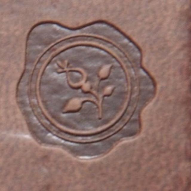 ユナイテッドビーズ corolla ロゴが型押しされた本革定期入れパスケース 3