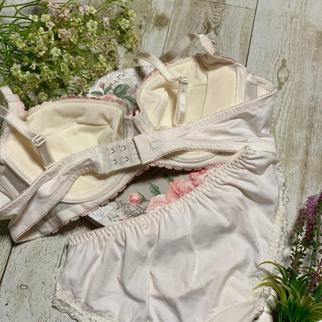 新品 花刺繍ブラセットA75 レディースの下着/アンダーウェア(ブラ&ショーツセット)の商品写真