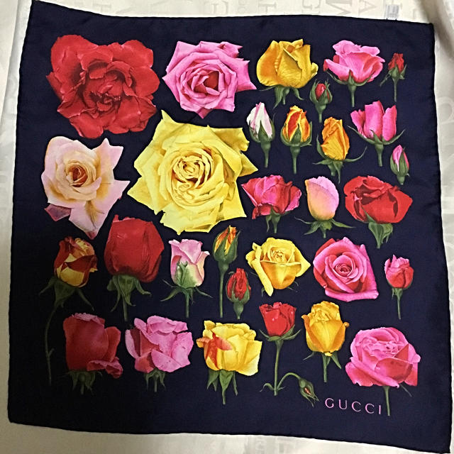 Gucci(グッチ)の★SALE ★廃盤 未使用 ★GUCCI  オールドグッチ スカーフ★薔薇 バラ レディースのファッション小物(バンダナ/スカーフ)の商品写真