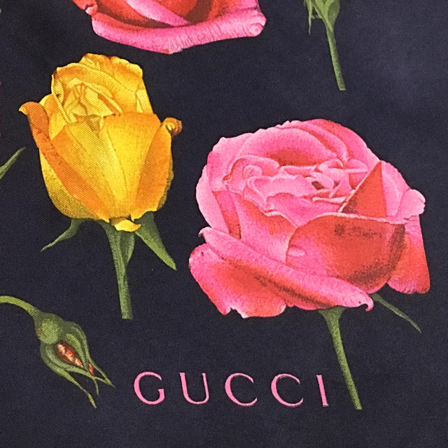 Gucci(グッチ)の★SALE ★廃盤 未使用 ★GUCCI  オールドグッチ スカーフ★薔薇 バラ レディースのファッション小物(バンダナ/スカーフ)の商品写真