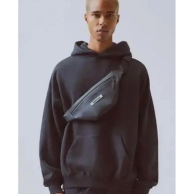 FEAR OF GOD(フィアオブゴッド)のFOG Essentials Sling Bag ウエストポーチ 黒 ブラック メンズのバッグ(ウエストポーチ)の商品写真