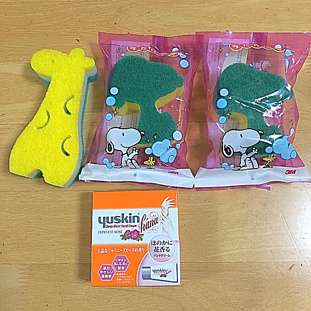 SNOOPY(スヌーピー)の【非売品】スヌーピー食器洗いスポンジ おまけ付き インテリア/住まい/日用品のキッチン/食器(収納/キッチン雑貨)の商品写真