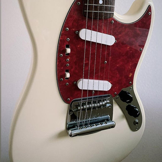 フェンダー(Fender)の'60s ムスタング Rose Arctic White(エレキギター)