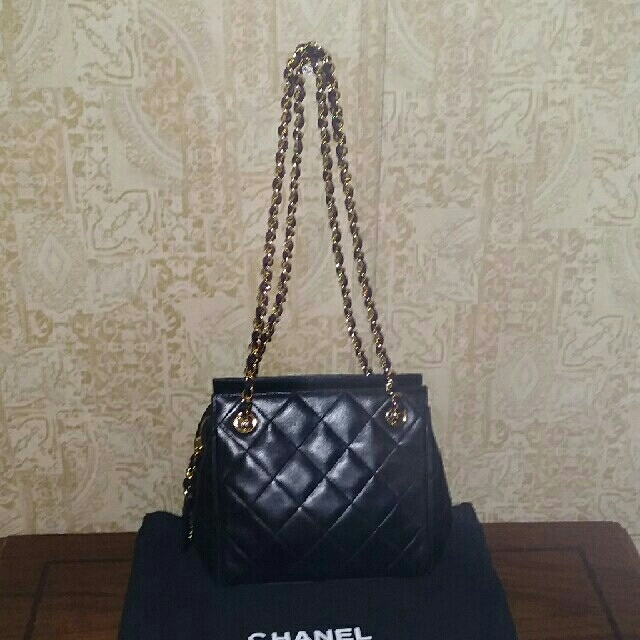 CHANEL(シャネル)のシャネル　キルティングバッグ黒　中古品 レディースのバッグ(ハンドバッグ)の商品写真