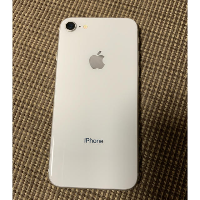 Apple(アップル)のiPhone8 64㎇　シルバー スマホ/家電/カメラのスマートフォン/携帯電話(スマートフォン本体)の商品写真