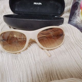 プラダ(PRADA)のPRADAサングラス　ケース付　ベージュ(サングラス/メガネ)