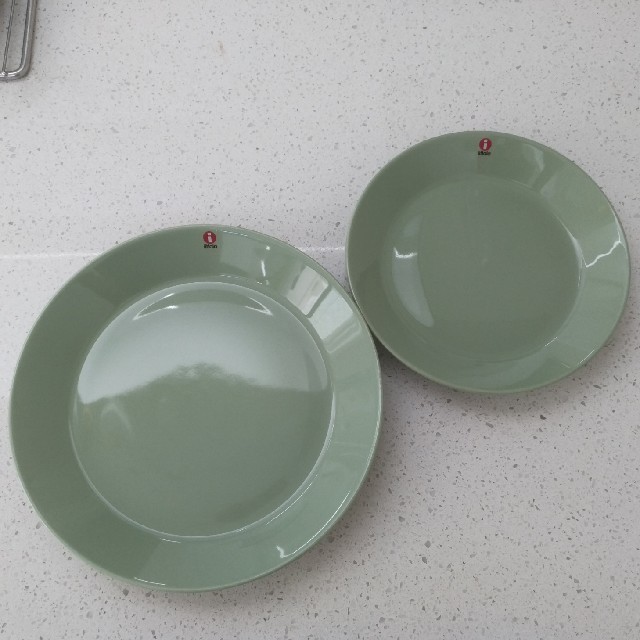 iittala(イッタラ)の【廃盤色:新品】イッタラティーマ セラドングリーン17,21cm各1枚Set インテリア/住まい/日用品のキッチン/食器(食器)の商品写真