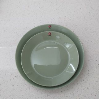 イッタラ(iittala)の【廃盤色:新品】イッタラティーマ セラドングリーン17,21cm各1枚Set(食器)