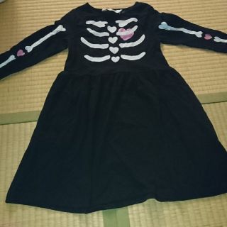 エイチアンドエム(H&M)の新品 120cm/130cm H&M 長袖ワンピース ハロウィン 骨 ホネ(ワンピース)