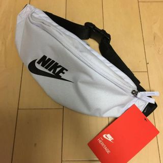 ナイキ(NIKE)のナイキ ヘリテージ ボディバッグ パープル ヒップバッグ(ボディーバッグ)