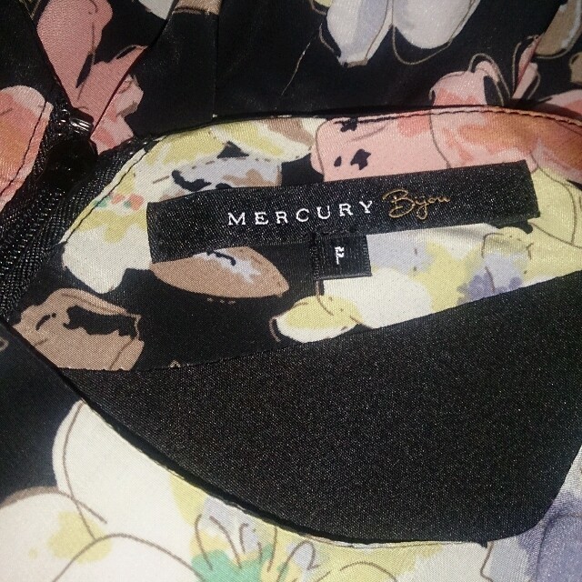 MERCURYDUO(マーキュリーデュオ)のMERCURYBijou*花柄ワンピース レディースのワンピース(ミニワンピース)の商品写真