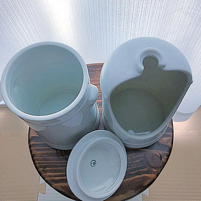 超美品  キュジーヌ  陶器 トイレブラシスタンド＆サニタリーペール インテリア/住まい/日用品の日用品/生活雑貨/旅行(日用品/生活雑貨)の商品写真