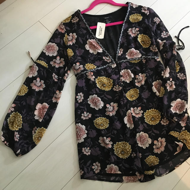 FOREVER 21(フォーエバートゥエンティーワン)の新品♡タグ付き♪ 長袖　シースルー袖のトップス　Mサイズ　お値下げ出品中❣️ レディースのトップス(シャツ/ブラウス(長袖/七分))の商品写真