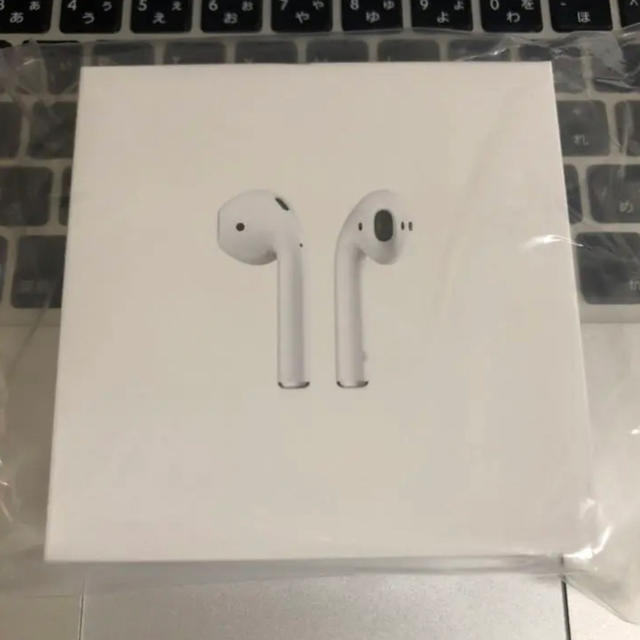 Apple(アップル)の【新品未開封】Apple airpods 2 充電器付き エアーポッズ 正規品 スマホ/家電/カメラのオーディオ機器(ヘッドフォン/イヤフォン)の商品写真