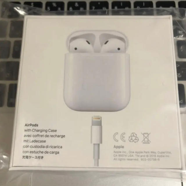 Apple(アップル)の【新品未開封】Apple airpods 2 充電器付き エアーポッズ 正規品 スマホ/家電/カメラのオーディオ機器(ヘッドフォン/イヤフォン)の商品写真