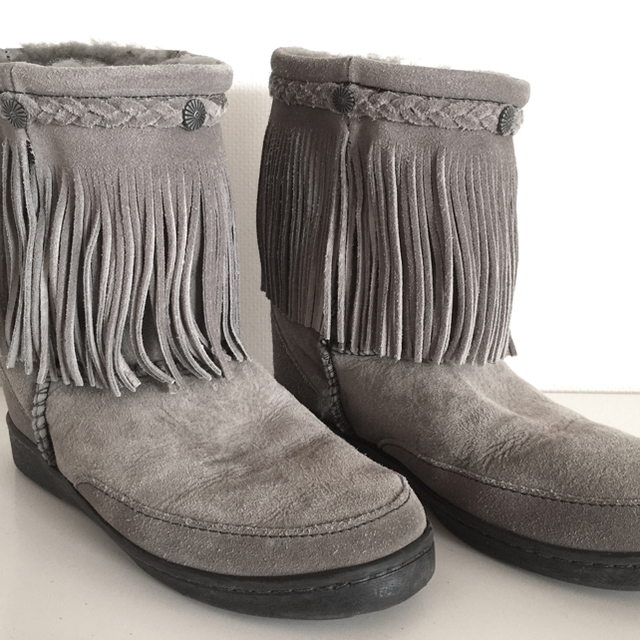 Minnetonka(ミネトンカ)のミネトンカ クラッシック パグブーツ シープスキン 24㎝　ムートンブーツ レディースの靴/シューズ(ブーツ)の商品写真