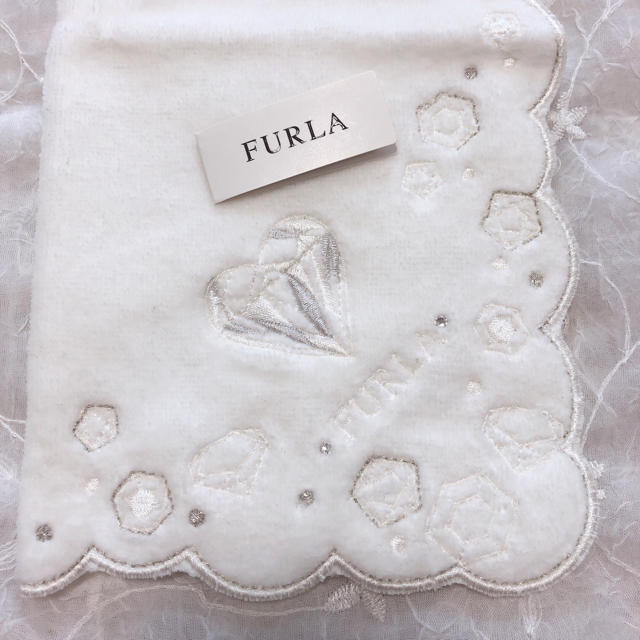 Furla(フルラ)の《新品》フルラ  タオルハンカチ♡ホワイト レディースのファッション小物(ハンカチ)の商品写真