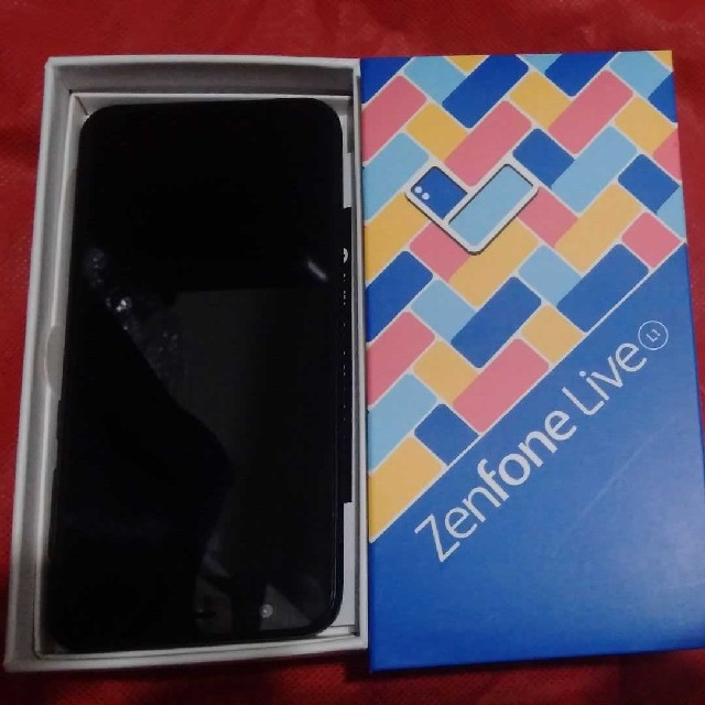 ASUS ZenFone Live（L1） ミッドナイトブラック 32 GB スマホ/家電/カメラのスマートフォン/携帯電話(スマートフォン本体)の商品写真
