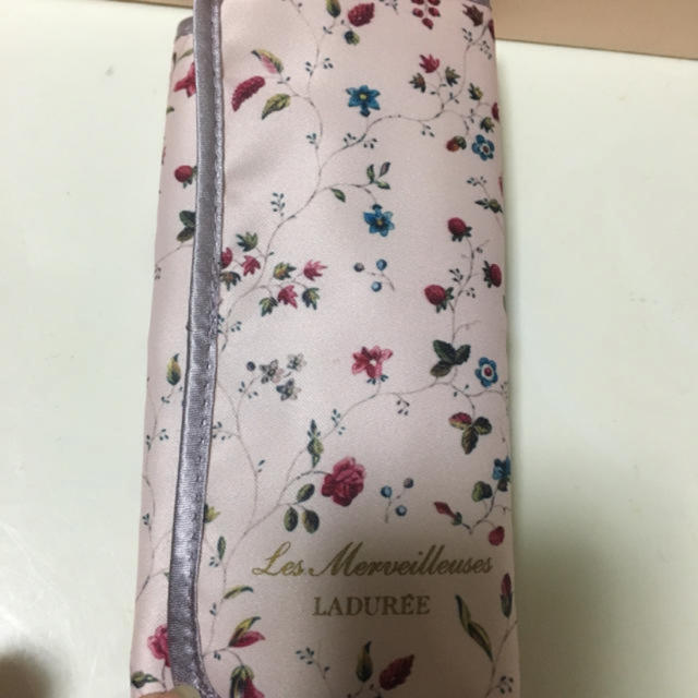 Les Merveilleuses LADUREE(レメルヴェイユーズラデュレ)の未使用 アイシャドウブラシ ポーチ付き LADUREE コスメ/美容のベースメイク/化粧品(アイシャドウ)の商品写真