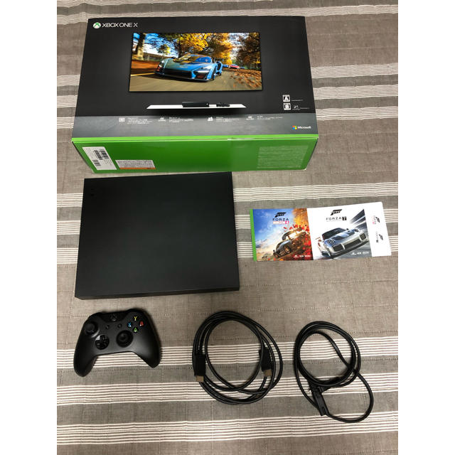 Xbox(エックスボックス)のxbox one x 美品！ エンタメ/ホビーのゲームソフト/ゲーム機本体(家庭用ゲーム機本体)の商品写真