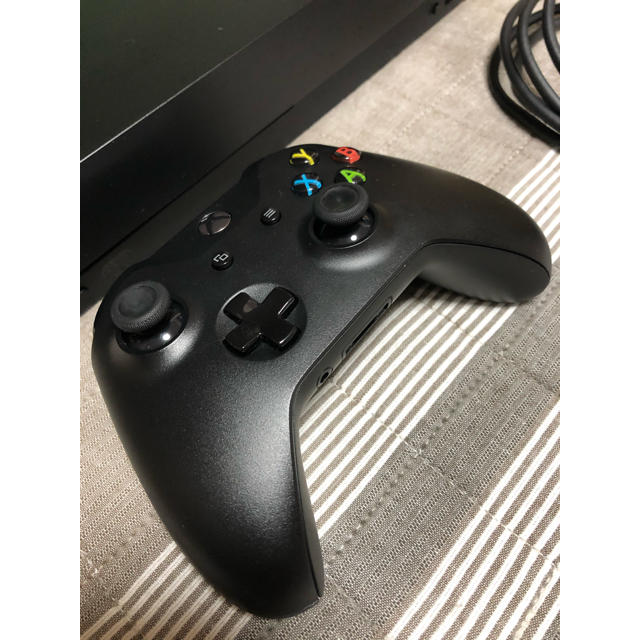 Xbox(エックスボックス)のxbox one x 美品！ エンタメ/ホビーのゲームソフト/ゲーム機本体(家庭用ゲーム機本体)の商品写真