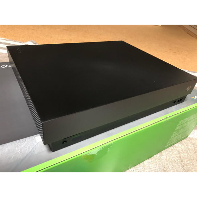 Xbox(エックスボックス)のxbox one x 美品！ エンタメ/ホビーのゲームソフト/ゲーム機本体(家庭用ゲーム機本体)の商品写真