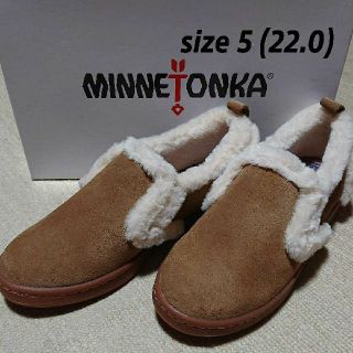 ミネトンカ(Minnetonka)の【新品】MINNETONKA ボアスリッポン スニーカー ベージュ(スリッポン/モカシン)