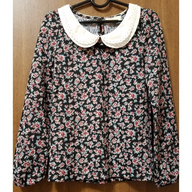 w closet(ダブルクローゼット)のw closet 花柄　トップス レディースのトップス(シャツ/ブラウス(長袖/七分))の商品写真