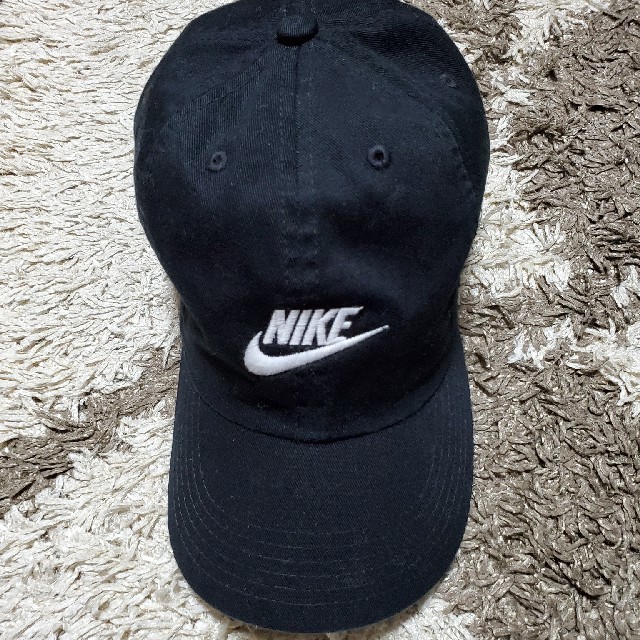 NIKE(ナイキ)のナイキ キッズキャップ 黒生地 子供サイズ  送料込み ジュニア　新古品 キッズ/ベビー/マタニティのこども用ファッション小物(帽子)の商品写真