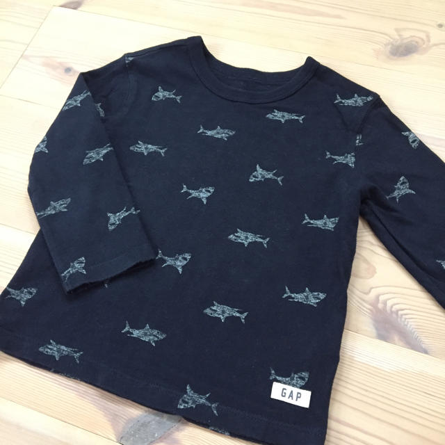 babyGAP(ベビーギャップ)のそらぴ様専用✨ベビーギャップ サメ ロンt 90 キッズ/ベビー/マタニティのキッズ服男の子用(90cm~)(Tシャツ/カットソー)の商品写真