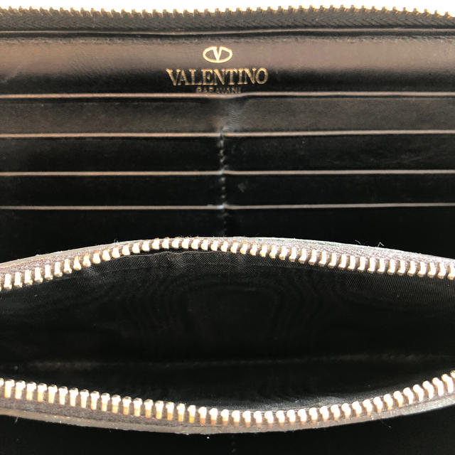 VALENTINO(ヴァレンティノ)の期間限定値下げ 2月10日まで VALENTINO バレンチノ 財布 スタッズ レディースのファッション小物(財布)の商品写真