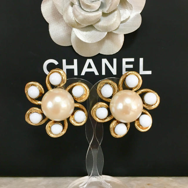 CHANEL - 正規品 シャネル イヤリング ゴールド フラワー 花 パール ホワイト 石 金の通販 by ☆GW期間出品はお休み、発送は