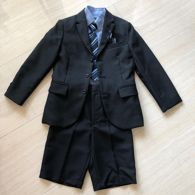 チャコールグレー男児スーツ（ネクタイ、シャツ付き） キッズ/ベビー/マタニティのキッズ服男の子用(90cm~)(ドレス/フォーマル)の商品写真