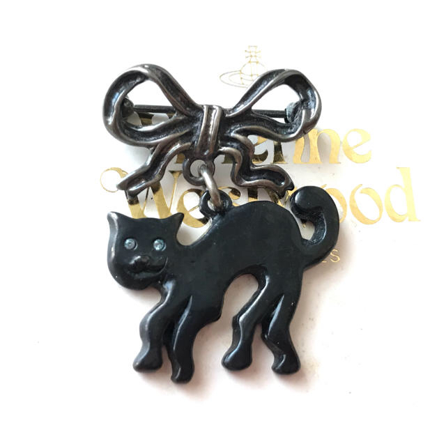 Vivienne Westwood(ヴィヴィアンウエストウッド)のヴィヴィアンウエストウッド 猫ブローチ レディースのアクセサリー(ブローチ/コサージュ)の商品写真