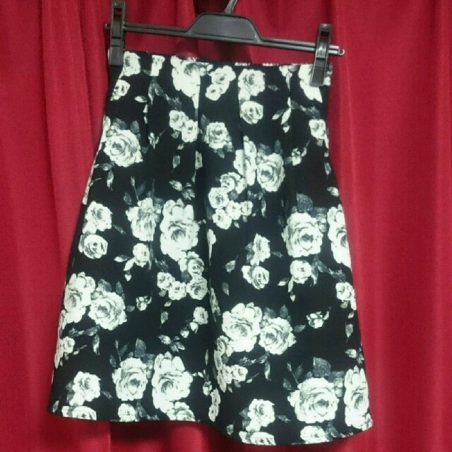 MIIA(ミーア)のMIIA 花柄 フレアスカート レディースのスカート(ひざ丈スカート)の商品写真