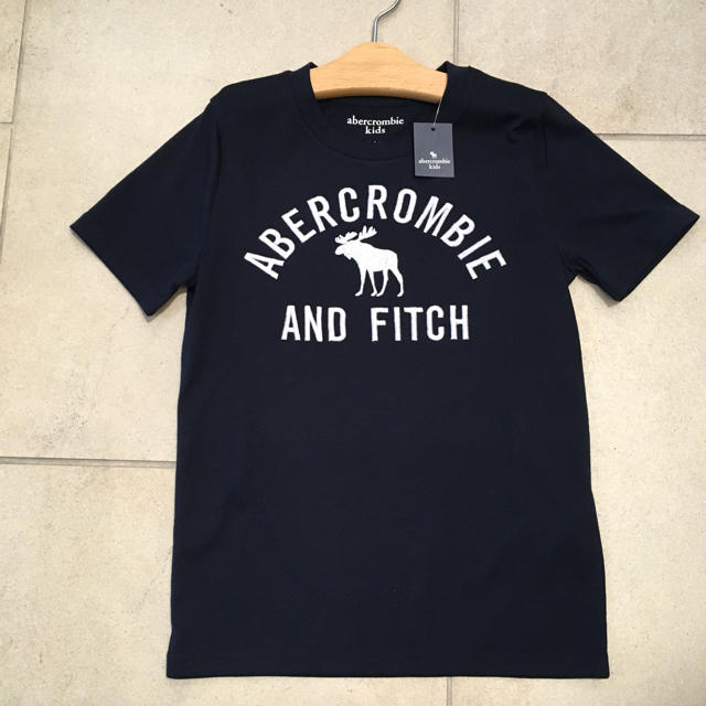 Abercrombie&Fitch(アバクロンビーアンドフィッチ)のabercrombie kids アバクロンビー ロゴ 刺繍Tシャツ新品 キッズ/ベビー/マタニティのキッズ服男の子用(90cm~)(Tシャツ/カットソー)の商品写真