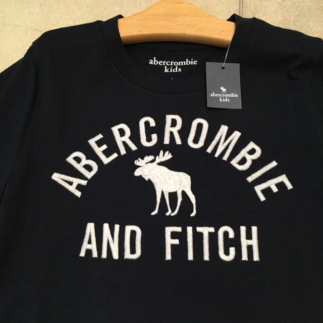 Abercrombie&Fitch(アバクロンビーアンドフィッチ)のabercrombie kids アバクロンビー ロゴ 刺繍Tシャツ新品 キッズ/ベビー/マタニティのキッズ服男の子用(90cm~)(Tシャツ/カットソー)の商品写真