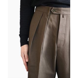 コモリ(COMOLI)のNEAT hopsack WIDE カーキ(スラックス)