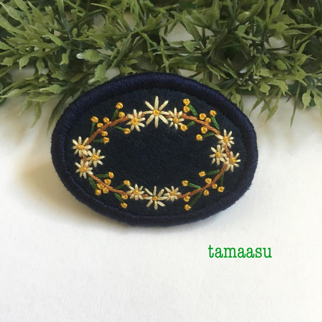 477.お花の刺繍ブローチ ハンドメイドのアクセサリー(コサージュ/ブローチ)の商品写真